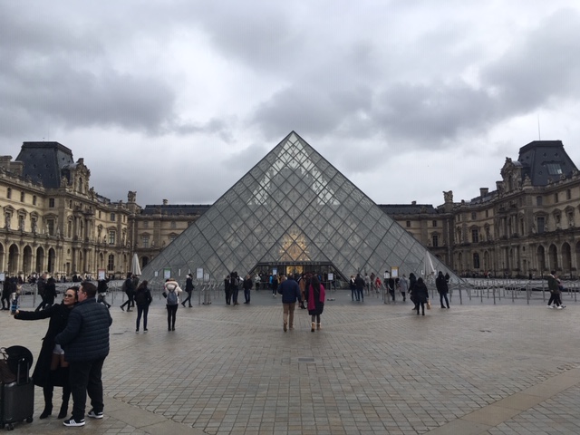 Louvre_pyramid