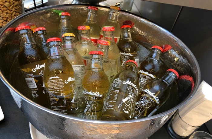 Austrian_Airlines_Business_Lounge_Vienna_Airport_Almdudler