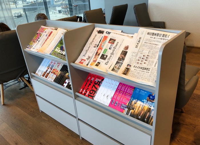Austrian_Airlines_Business_Lounge_Vienna_Airport_books