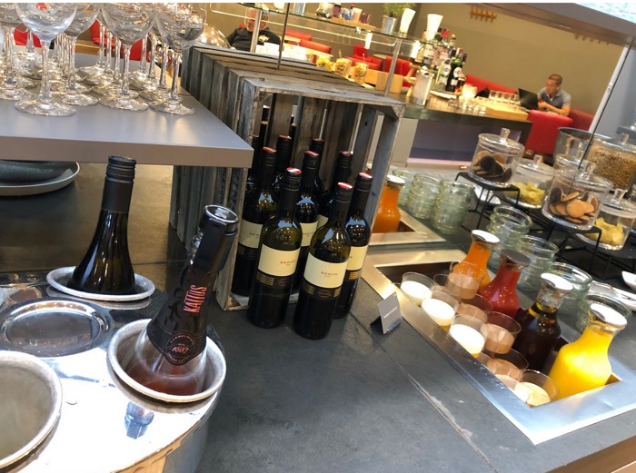 Austrian_Airlines_Business_Lounge_Vienna_Airport_drinks
