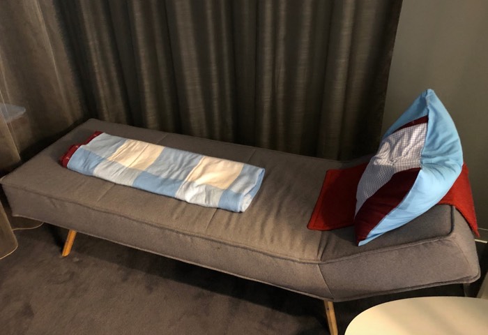 Austrian_Airlines_Business_Lounge_Vienna_Airport_loungrbed02