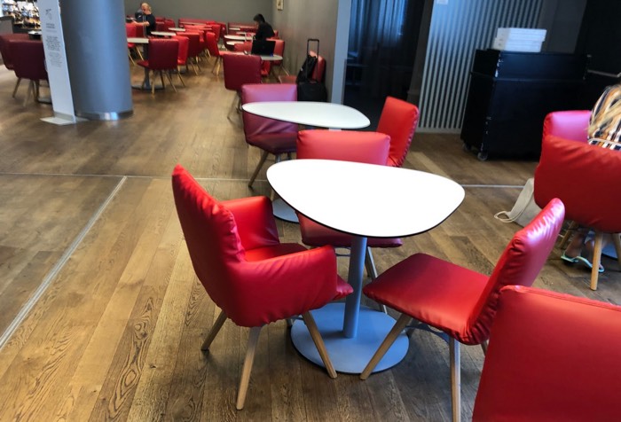 Austrian_Airlines_Business_Lounge_Vienna_Airport_red