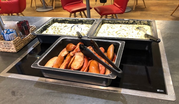 Austrian_Airlines_Business_Lounge_Vienna_Airport_sausages